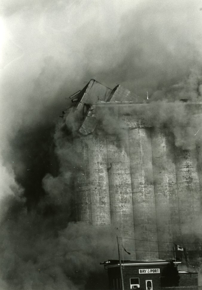 1998 0061 0536 Simcoe elevator torn down